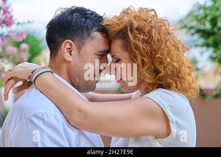 Außenportrait eines schönen glücklichen Ehepaares im mittleren Alter Stockfoto