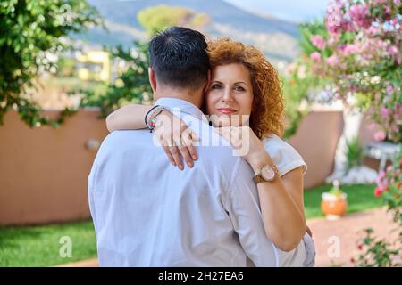 Außenportrait eines schönen glücklichen Ehepaares im mittleren Alter Stockfoto
