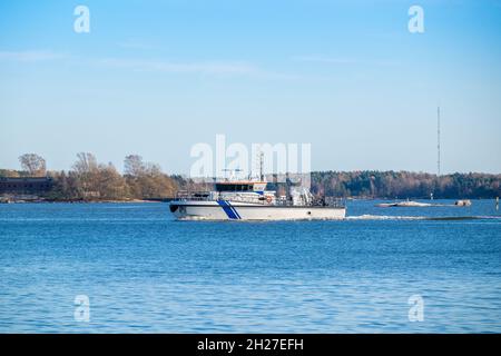 Helsinki / Finnland - 19. OKTOBER 2021: Das finnische Küstenschutzboot SL203 segelt am Achipelago von Helsinki. Stockfoto