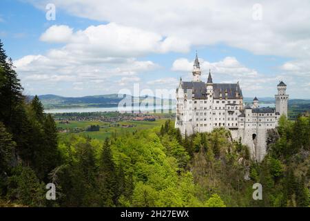 Bayerisches Schloss Neuschwanstein und Forggensee im Hintergrund fotografiert von der Marienbrücke Stockfoto