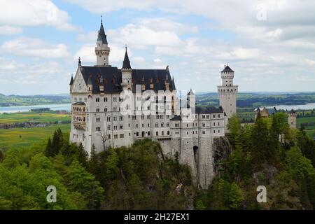 Bayerisches Schloss Neuschwanstein und Forggensee im Hintergrund fotografiert von der Marienbrücke Stockfoto