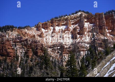 SCHNEE AUF WÄLDERN KNOLL AM CEDAR CANYON HIGHWAY (RTE 14) IN DER NÄHE VON CEDAR BREAKS NATIONAL MONUMENT IN UTAH Stockfoto