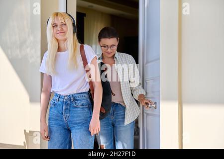 Mutter und Tochter eine Studentin auf der Veranda des Hauses in der Nähe der Eingangstür Stockfoto