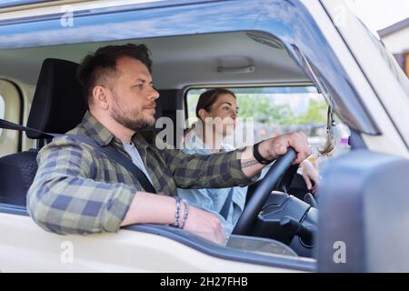 Reise, Ehepaar mittleren Alters, die zusammen im Auto reiten. Stockfoto