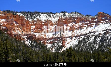 SCHNEE AUF WÄLDERN KNOLL AM CEDAR CANYON HIGHWAY (RTE 14) IN DER NÄHE VON CEDAR BREAKS NATIONAL MONUMENT IN UTAH Stockfoto