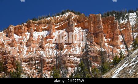 SCHNEE AUF WÄLDERN KNOLL AM CEDAR CANYON HIGHWAY (RTE 14) IN DER NÄHE VON CEDAR BREAKS NATIONAL MONUMENT IN UTAH Stockfoto