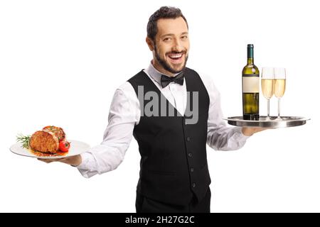 Kellner, der einen Teller mit Steak und ein Tablett mit Wein auf weißem Hintergrund trägt Stockfoto