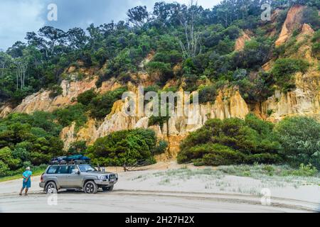 Allradantrieb allong the colored Sand of the eroded Sand Düne Cliffs of Rainbow Beach in the Cooloola Section of the Great Sandy National P Stockfoto