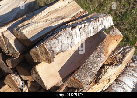 Stapel von Brennholz, Birkenkeile lagen in einem Sonnenlicht gestapelt, Außenfoto Stockfoto