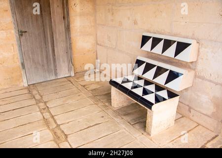 Gefliester Sitzstuhl Sommerhaus von Corn Ulson Architekt der Oper von Sydney in Can Lis in der Nähe von Palma Mallorca Spanien Stockfoto