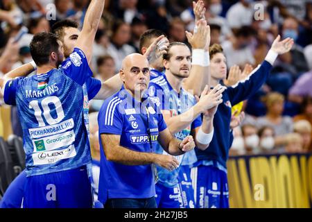 Kiel, Deutschland. Oktober 2021. Handball: Champions League, THW Kiel - Pick Szeged, Gruppenphase, Gruppe A, Matchday 6, Wunderino Arena. Szeged-Trainer Juan Carlos Pastor (M) und seine Spieler jubeln. Quelle: Frank Molter/dpa/Alamy Live News Stockfoto