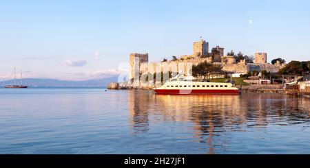 Panoramafoto des Schlosses von Bodrum beim Sonnenaufgang in Bodrum, Mugla, Türkei. Tourismus- und Freizeitkonzept. Stockfoto