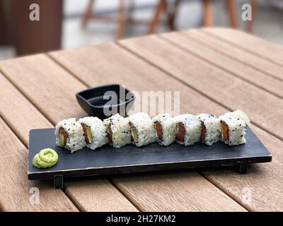 Sushi rollt in einem Restaurant auf einem Teller Stockfoto