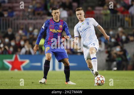 Barcelona, Spanien. Oktober 2021. Barcelona, Spanien, 20. Oktober 2021: Clement Lenglet (15 FC Barcelona) und Viktor Tsygankov (15 Dynamo Kiew) während des UEFA Champions League-Spiels zwischen Barcelona und Dynamo Kiew im Camp nou Stadion in Barcelona, Spanien. Rafa Huerta/SPP Credit: SPP Sport Press Photo. /Alamy Live News Stockfoto