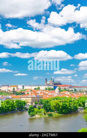 Aquarell-Zeichnung der vertikalen Luftansicht der Prager Stadt, des historischen Zentrums mit der Prager Burg, der St.-Veits-Kathedrale im Hradschany-Viertel, Strelecky i Stockfoto