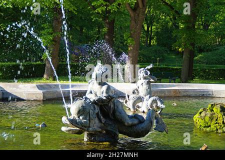 Schöner Brunnen vor dem Friedensengel-Denkmal in München Stockfoto