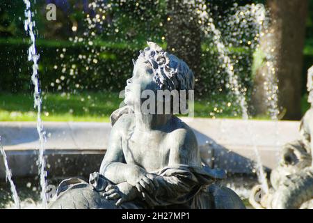 Schöner Brunnen vor dem Friedensengel-Denkmal in München Stockfoto