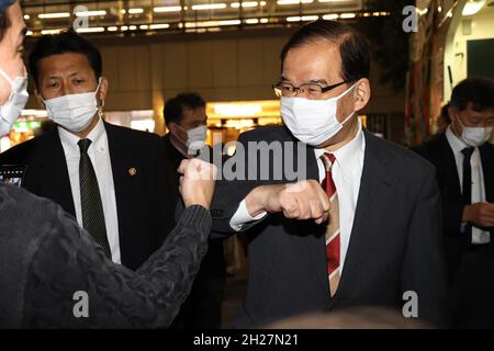 Yokohama, Japan. Oktober 2021. Japans Opposition der japanische kommunistische Parteichef Kazuo Shii (R) stößt mit seiner Parteiunterstützerin auf Ellbogen, nachdem er am Mittwoch, dem 20. Oktober 2021, in Yokohama, einem Vorort von Tokio, eine Wahlkampfrede für die allgemeine Elektriker des 31. Oktober mit seiner Parteikandidatur gehalten hatte. Quelle: Yoshio Tsunoda/AFLO/Alamy Live News Stockfoto