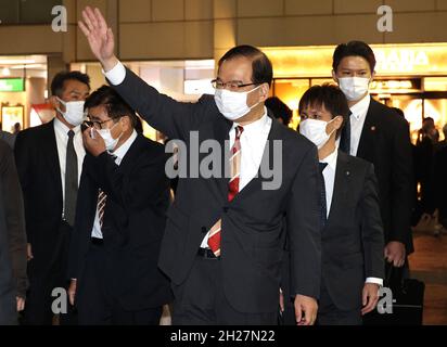 Yokohama, Japan. Oktober 2021. Japans Opposition Kazuo Shii (C), der Führer des japanischen kommunistischen Parrty, reagiert auf seine Anhänger, nachdem Shii am Mittwoch, den 20. Oktober 2021, mit seinen Parteikandidaten in Yokohama, einem Vorort von Tokio, eine Wahlkampfrede für die allgemeine Elektriker des 31. Oktober hielt. Quelle: Yoshio Tsunoda/AFLO/Alamy Live News Stockfoto