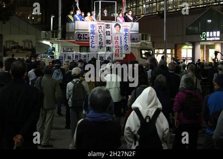 Yokohama, Japan. Oktober 2021. Japans Opposition der japanische kommunistische Parteichef Kazuo Shii (C) hielt am Mittwoch, den 20. Oktober 2021, in Yokohama, einem Vorort von Tokio, vor seinen Parteiunterstützern eine Wahlkampfrede für die allgemeine Elektriker des 31. Oktober. Quelle: Yoshio Tsunoda/AFLO/Alamy Live News Stockfoto