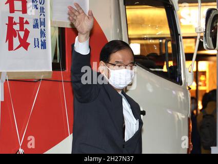 Yokohama, Japan. Oktober 2021. Japans Opposition Kazuo Shii, der Führer des japanischen kommunistischen Parrty, winkt mit der Hand, als er am Mittwoch, dem 20. Oktober 2021, in Yokohama, einem Vorort von Tokio, eine Wahlkampfrede zur allgemeinen Elektriker des 31. Oktober mit seinen Parteikandidaten hält. Quelle: Yoshio Tsunoda/AFLO/Alamy Live News Stockfoto