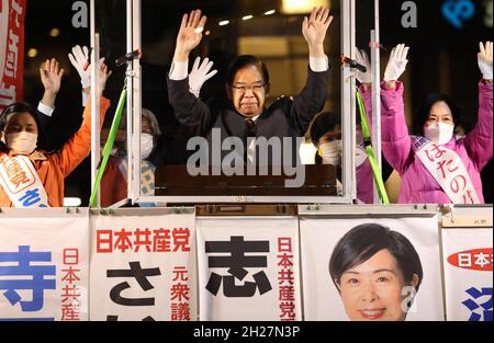 Yokohama, Japan. Oktober 2021. Japans Opposition Kazuo Shii (C), der Führer der japanischen kommunistischen Partei, und seine Parteikandidaten heben ihre Hände in die Luft, nachdem Shii am Mittwoch, dem 20. Oktober 2021, in Yokohama, einem Vorort von Tokio, eine Wahlkampfrede für die allgemeine Elektriker des 31. Oktober mit seinen Parteikandidaten gehalten hatte. Quelle: Yoshio Tsunoda/AFLO/Alamy Live News Stockfoto