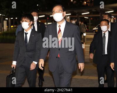 Yokohama, Japan. Oktober 2021. Japans Opposition Kazuo Shii, der Führer des japanischen kommunistischen Parrty, kommt am Sakuragicho-Bahnhof an, während er am Mittwoch, dem 20. Oktober 2021, in Yokohama, einem Vorort von Tokio, eine Wahlkampfrede zur allgemeinen Elektriker des 31. Oktober mit seinen Parteikandidaten hält. Quelle: Yoshio Tsunoda/AFLO/Alamy Live News Stockfoto