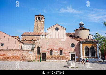 VENEDIG, ITALIEN - 19. Mai 2016: Die Kirche von San Giacomo dall'Orio in Venedig, Italien Stockfoto