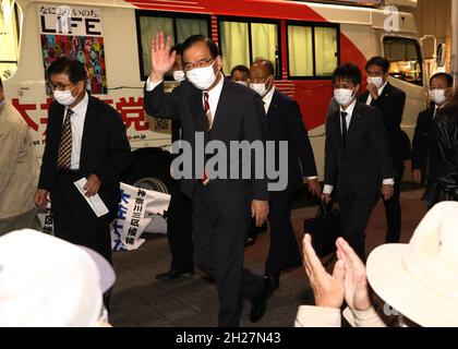 Yokohama, Japan. Oktober 2021. Japans Opposition der japanische kommunistische Parteichef Kazuo Shii (C) reagiert auf seine Parteianhänger, nachdem er am Mittwoch, den 20. Oktober 2021, in Yokohama, einem Vorort von Tokio, eine Wahlkampfrede für die allgemeine Elektriker des 31. Oktober mit seinen Parteikandidaten gehalten hatte. Quelle: Yoshio Tsunoda/AFLO/Alamy Live News Stockfoto