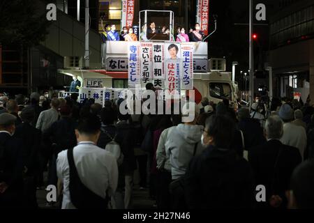 Yokohama, Japan. Oktober 2021. Japans Opposition der japanische kommunistische Parteichef Kazuo Shii (C) hielt am Mittwoch, den 20. Oktober 2021, in Yokohama, einem Vorort von Tokio, vor seinen Parteiunterstützern eine Wahlkampfrede für die allgemeine Elektriker des 31. Oktober. Quelle: Yoshio Tsunoda/AFLO/Alamy Live News Stockfoto