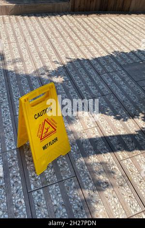 schild mit Warnung vor Vorsicht, nasser Boden, Reinigungsservice, nasser Boden Schild in der Nähe des Pools oder im Urlaub Stockfoto