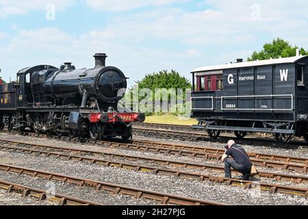 Didcot, England - Juni 2021: Person, die ein Foto einer alten Dampfmaschine im Didcot Railway Center macht Stockfoto
