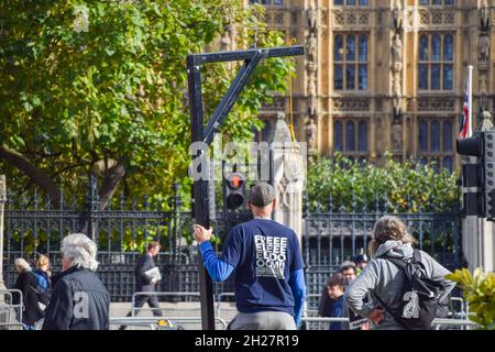 London, Großbritannien. Oktober 2021. Anti-vax-Demonstranten richteten vor dem Parlament Galgen und eine Schlinge auf. Kredit: Vuk Valcic / Alamy Live Nachrichten Stockfoto