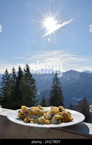 Kaiserschmarrn, auch Kaiserschmarren, ist eine Aufbereitung aus Palatschinkenteig und zählt zu den bekanntesten Süßspeisen der österreichischen Küche. Stockfoto