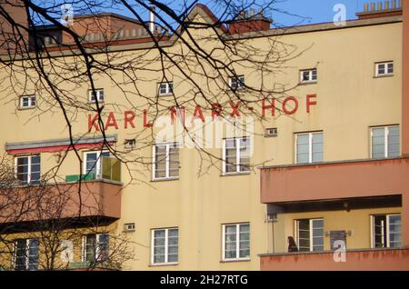 Der Karl Marx Hof in Wien, eine riesige Wohnanlage aus der Zwischenkriegszeit - der Karl Marx Hof in Wien, eine riesige Wohnanlage aus der Zwischenkriegszeit Stockfoto