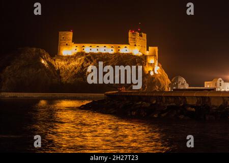 Nachtansicht des Al Jalali Fort in Muscat, Oman Stockfoto