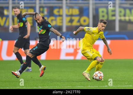 Mailand, Italien. Oktober 2021. Sebastien Thill (31) vom FC Sheriff und Arturo Vidal (22) von Inter beim UEFA Champions League-Spiel zwischen Inter und Sheriff bei Giuseppe Meazza in Mailand. (Foto: Gonzales Photo/Alamy Live News Stockfoto