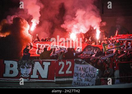 Sevillas Anhänger während der UEFA Champions League, des Fußballspiels der Gruppe G zwischen LOSC Lille und dem FC Sevilla am 20. Oktober 2021 im Pierre-Mauroy-Stadion in Villeneuve-d'Ascq in der Nähe von Lille, Frankreich - Foto: Matthieu Mirville/DPPI/LiveMedia Stockfoto