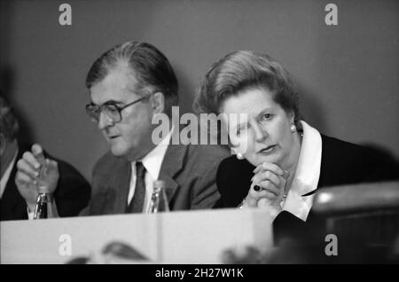 Margaret Thatcher, Premierministerin, und Kenneth Baker bei der Tory-Parteikonferenz in Bournemouth, Dorset, Großbritannien, im Oktober 1990. Stockfoto