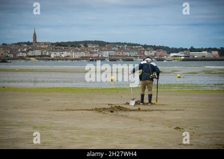 kaukasischer Mann mit einem Metalldetektor am Strand der bretagne Stockfoto