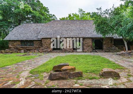 Refektorium, das in den 1930er Jahren von den jungen Männern des Civilian Conservation Corps im Palmetto State Park in der Nähe von Luling, Texas, USA, errichtet wurde Stockfoto