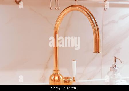 Retro-Wasserhahn in Bronze im Badezimmer des Hotels. Sanitär Prävention Antivirus-Konzept. Selektiver Fokus. Stockfoto