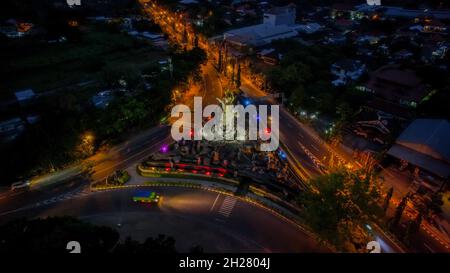 Luftaufnahme des Patung Titi Banda Denkmals in Denpasar, Bali, Indonesien. Denpasar, Indonesien, 21. Oktober 2021 Stockfoto