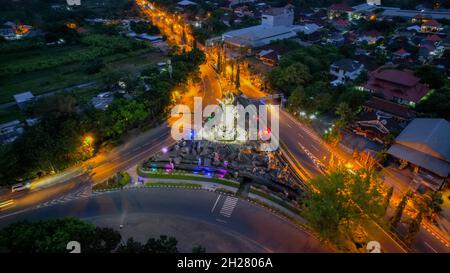 Luftaufnahme des Patung Titi Banda Denkmals in Denpasar, Bali, Indonesien. Denpasar, Indonesien, 21. Oktober 2021 Stockfoto