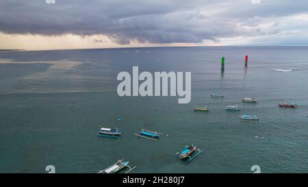 Luftaufnahme des schönen Sonnenaufgangs in Matahari Terbit Beach mit Morgensonne. Denpasar, Indonesien, 21. Oktober 2021 Stockfoto