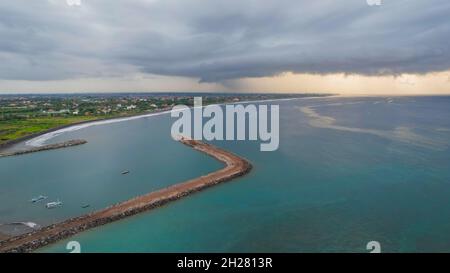Luftaufnahme des schönen Sonnenaufgangs in Matahari Terbit Beach mit Morgensonne. Denpasar, Indonesien, 21. Oktober 2021 Stockfoto
