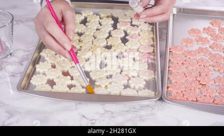 Schritt für Schritt. Verstauen Sie Schokoladenschneeflocken mit glitzerndem Lebensmittelstaub. Stockfoto