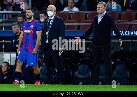 Barcelona, Spanien. Oktober 2021. Kun Aguero (FC Barcelona) und Ronald Koeman Trainer (FC Barcelona), während des Champions-League-Fußballmatches zwischen dem FC Barcelona und Dynamo Kiew, am Mittwoch, den 20. Oktober 2021, im Camp Nou-Stadion in Barcelona, Spanien. Foto: Siu Wu. Kredit: dpa/Alamy Live Nachrichten Stockfoto