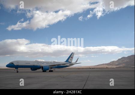 Las Vegas, Nevada, USA. Oktober 2021. Air Force Two landet am Montag, den 18. Oktober, auf dem Luftwaffenstützpunkt Nellis in Las Vegas, Nevada, USA. 2021. Kredit: Bridget Bennett/Pool via CNP/dpa/Alamy Live News Stockfoto