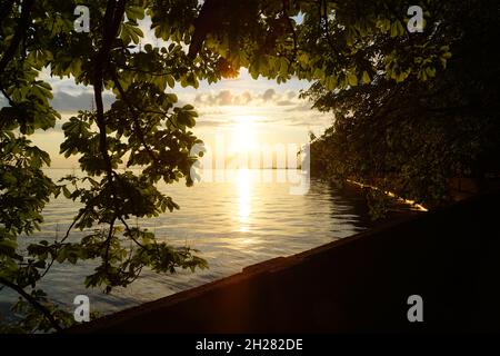 Ein schöner Sonnenuntergang in Lindau am Bodensee (Bodensee in Deutschland) Stockfoto